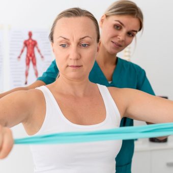 kobieta-na-sesji-fizjoterapeutycznej_23-2149115640 kobieta-na-sesji-fizjoterapeutycznej_23-2149115640