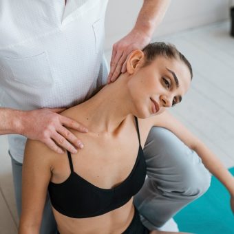 pacjentka-w-fizjoterapii-cwiczen-z-fizjoterapeuta_23-2148789822 pacjentka-w-fizjoterapii-cwiczen-z-fizjoterapeuta_23-2148789822